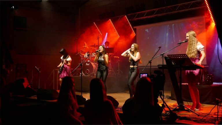 Partyband-Maedchenalarm-bei-StarriseNight-2020-What's-up